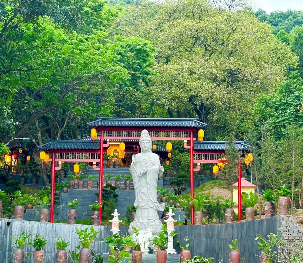 Từ cổng chùa có thể ngắm nhìn pho tượng Quan Thế Âm Bồ Tát